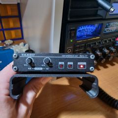Uchwyt do Yaesu SCU-17 pod półkę, biurko, szafkę. Druk 3D