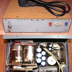 Zasilacz transformatorowy DC12V/1A oraz DC5V/1A.