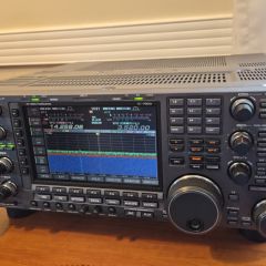 Icom 7800 w stanie idealnym w komplecie z podwójnym kartonem, instrukcją oryginalną, schematami, uchwytami rack, mikrofonem itp