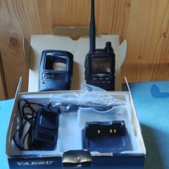 YAESU FT-3D radiotelefon VHF/UHF, C4FM, oraz PMR, 5W, ładowarka stołowa i pokrowiec