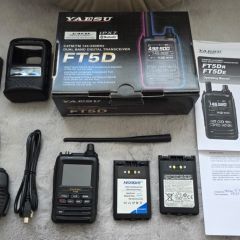 Radiotelefon Yaesu FT-5DE z dodatkami